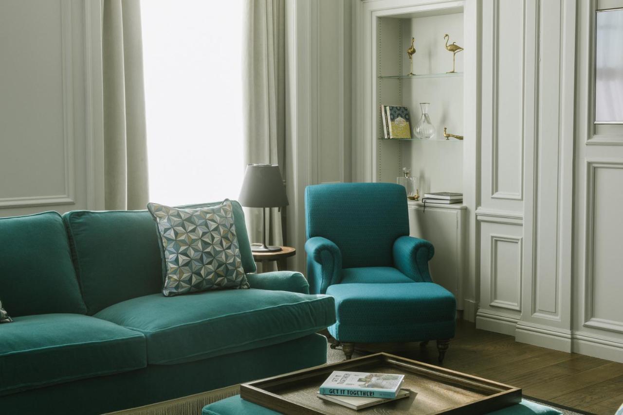 Cheval The Edinburgh Grand Aparthotel Εξωτερικό φωτογραφία A living room with a sofa and armchair
